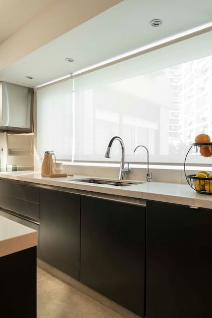 El gran ventanal aporta una luminosidad clave al ambiente. Grifería con pico extraíble para mayor practicidad (FV). Muebles (Battista). Mesada Purastone (Statuarietto).