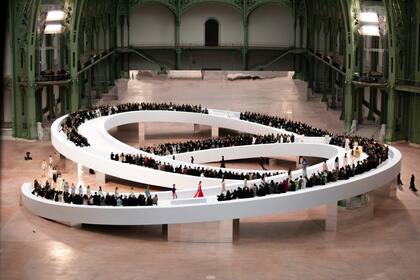 El Grand Palais, uno de los escenarios favoritos de Karl Lagerfeld, volvió a transformarse para el desfile SS25 de Chanel