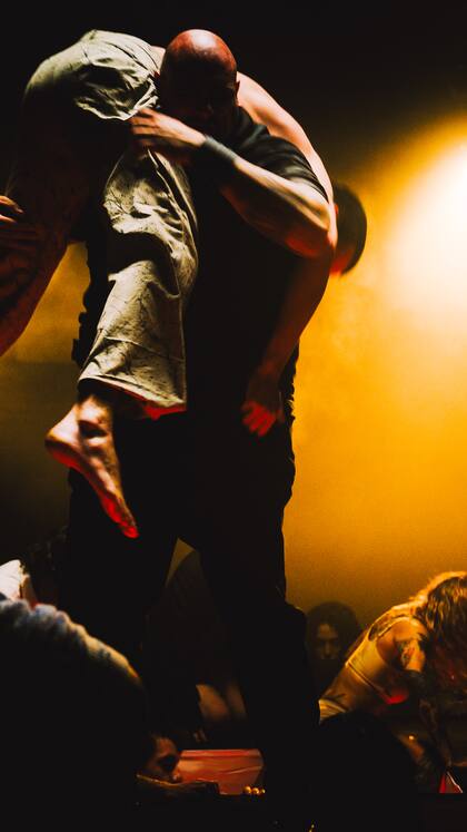 El grandote de Damián Pleitto Castillo, luchador y "patovica" de seguridad, es uno los performers que aparecen tanto en la pantalla como en la acción en vivo