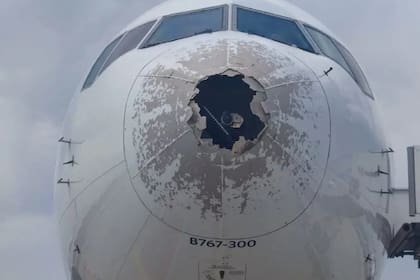 El granizo es más dañino para un avión que una tormenta eléctrica, como ocurrió en este caso