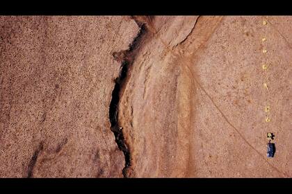 El granjero Scott Cooper arroja heno para su ganado junto a un arroyo seco en un potrero en su propiedad llamada South Park, ubicado al este de la ciudad de Gunnedah, en Nueva Gales del Sur.