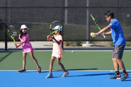 El Great Park de Irvine ofrece muchas actividades para niños y adultos, como programas de tenis, vóley y básquet