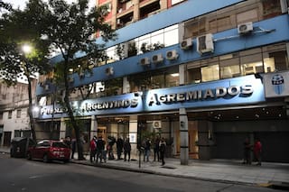 Los futbolistas reclaman por los sueldos y rechazan la suspensión de descensos