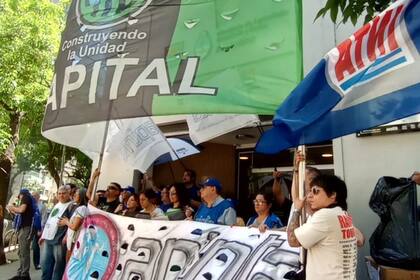 El gremio llevó adelante un abrazo al edificio tras conocer la noticia