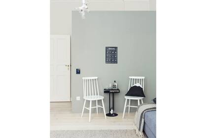 El gris claro y opaco es un lindo marco en un ambiente claro y con mucha presencia de blanco. Lo destaca y le da calidez