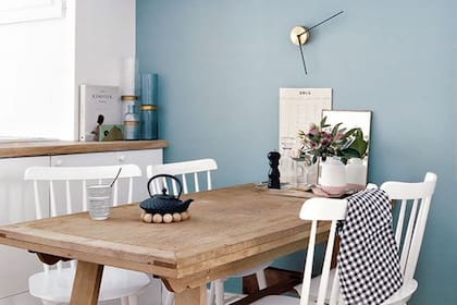 El gris es uno de los grandes protagonistas del año. Se lo mezcla con distintos tonos para darle un matiz especial; en este caso, se le sumó una pequeña cuota de azul claro