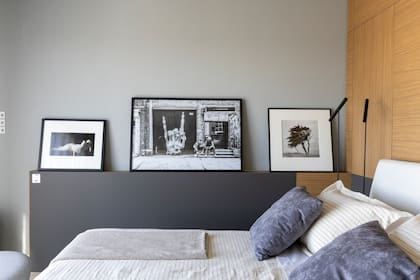 El gris (N174-3) funciona como una tonalidad intermedia que unifica la calidez de los pisos y la madera con el negro de las aberturas.