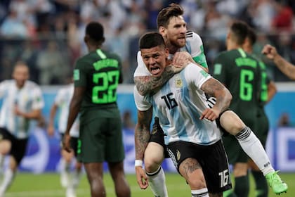 Marcos Rojo festeja con Messi el gol a Nigeria, en el Mundial de Rusia 2018