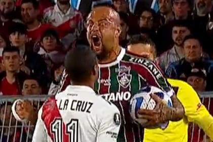 Felipe Melo le grita en la cara a Nicolás de la Cruz durante el partido de Fluminense ante River en el Monumental por la etapa de grupos