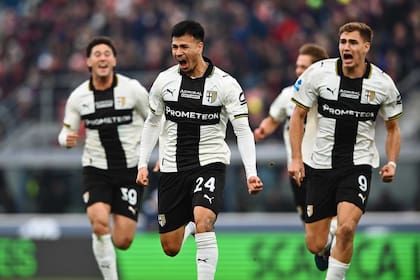 El grito de gol de Christian Ordóñez junto a Mateo Pellegrino, tras marcar un golazo sobre la hora que le dio el triunfo a Parma en el último clásico ante Bologna