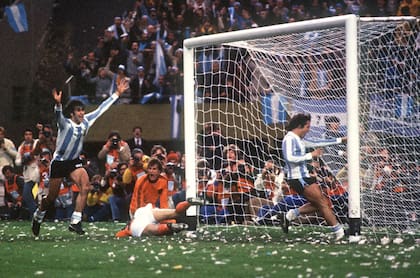 El grito de gol de Mario Kempes ante Países Bajos, en la final del Mundial 78, con la tradicional indumentaria argentina: camiseta celeste y blanca, pantalón negro y medias blancas