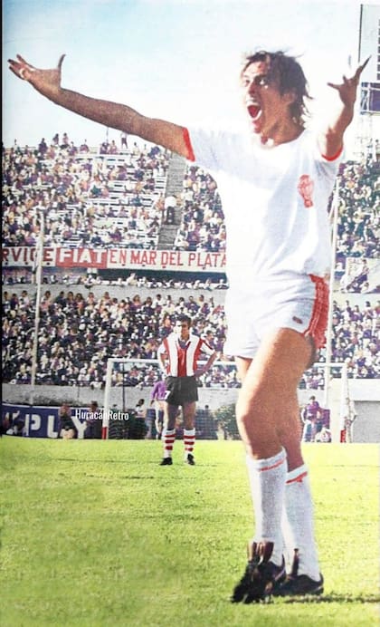 El grito de goleador: un festejo de Avallay en el Monumental, todavía con la mitad de la platea Almirante Brown (ahora Sívori)