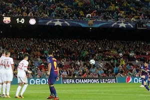 Messi convertiió de tiro libre tras 8 meses y llegó a los 100 goles en Europa
