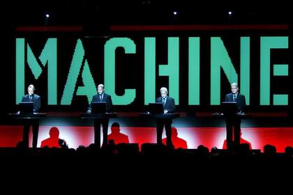El grupo alemán Kraftwerk en escena, uno de los exponentes más destacados que han sacado partido de la tecnología MIDI en sus obras