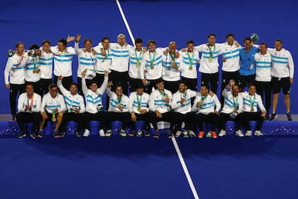 El grupo argentino del hockey masculino, con la medalla de oro