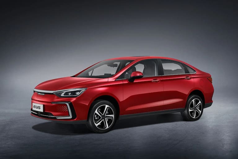 El Grupo Belcastro ingresó el sedán Baic EU5