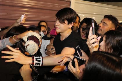 El grupo CNCO anoche al llegar a Ezeiza fue recibido por una multitud de fans