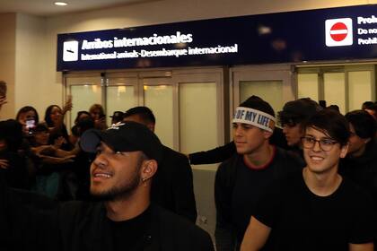 El grupo CNCO anoche al llegar a Ezeiza fue recibido por una multitud de fans