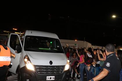 El grupo CNCO anoche al llegar a Ezeiza fue recibido por una multitud de fans
