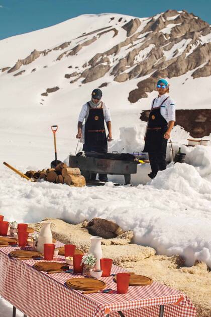 El grupo compartió las actividades al pie de la montaña, como la tradicional bajada con antorchas y de la mesa servida sobre la nieve.