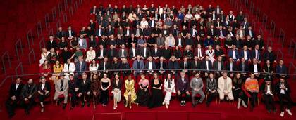 El grupo completo de nominados para el Oscar 2025 reunidos en el teatro del museo de la Academia de cine en Los Ángeles