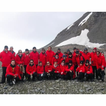El grupo completo que viajó con Kidman a la Antártida