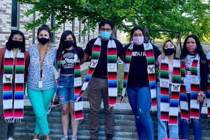 El grupo, conocido como Dream Team, nació hace casi una década y originalmente se enfocó en otorgar becas a estudiantes indocumentados sin acceso a ayuda financiera federal