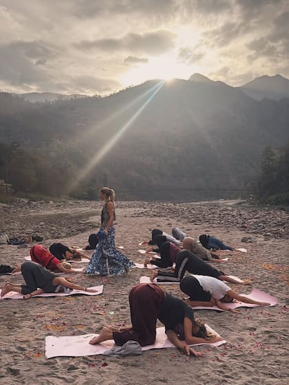 El grupo coordinado por Naty Franz medita a orillas del Ganges