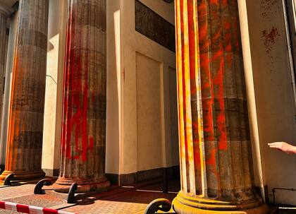 El grupo de activistas roció pintura amarilla y naranja sobre las columnas de uno de los más icónicos monumentos alemanes