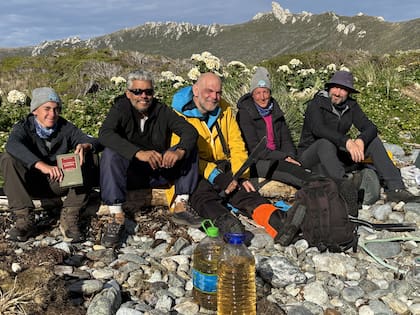 El grupo de arqueólogos en Bahía Vancouver, luego de encontrar el refugio de loberos