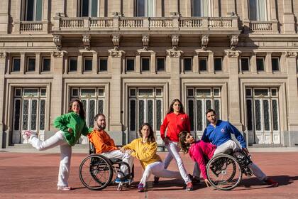 El grupo de bailarines durante un encuentro en el teatro Colón.