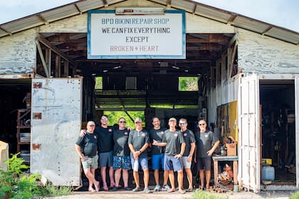 El grupo de buzos técnicos que integró Alejandro Dutto estuvo unas cuatro horas en la isla de Bikini, en el atolón del mismo nombre, que se encuentra completamente deshabitada debido a su contaminación radiactiva
