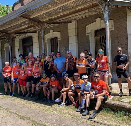 El grupo de ciclistas posa en la vieja estación de ferrocarril