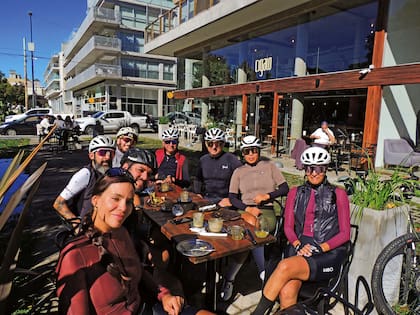 El grupo de ciclistas Puma en Cigaló Café.