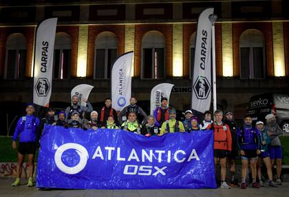 El grupo de corredores que el 15 de octubre a las 5.06 largó de la rambla de Mar del Plata