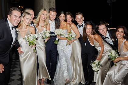 El grupo de damas de honor y los groomsmen junto a los novios. Fueron los más divertidos de una noche inolvidable.