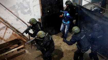 El grupo de elite logra desarmar y reducir al delincuente, al tiempo que rescatan sano y salvo a la víctima.