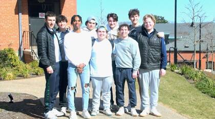 El grupo de estudiantes de Providence College que decidió donarle un viaje a Nigeria al guardia de seguridad de su colegio