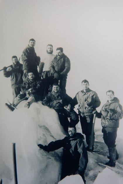 El grupo de hombres haciendo agua.