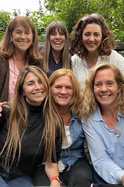 El grupo de Jardineras en acción: Laura Vidal Bazterrica, Virginia Carbonelli, María Luján Armagno, Gabi Crook, Anabel Didlaukis, Paula Caffarena.