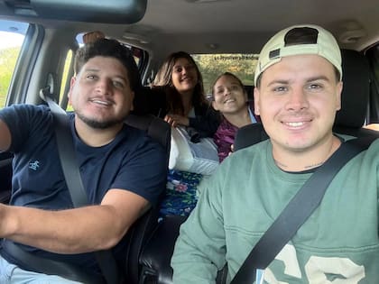 El grupo de jóvenes a los que le robaron la camioneta en Playa Brava.