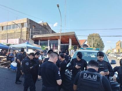El Grupo de la Dirección de Agrupación Motorizada (DAM) se hizo presenta para solidarizarse, como el grupo comando GIR. Todos con su uniforme. "Policías contra policías, no, es nuestro lema", dijeron.