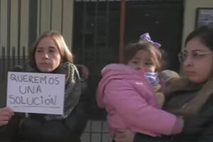 El grupo de madres reclamando la reconexión del gas luego de un año sin servicio