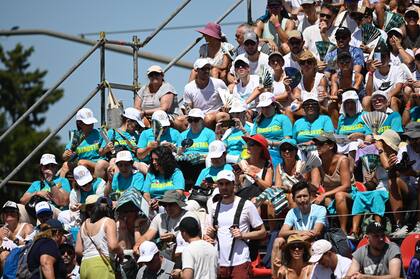 El grupo de mujeres apasionadas por el cantante Dimash Kudaibergen, de Kazajistán, apoyando al equipo de la Davis en las tribunas del Jockey