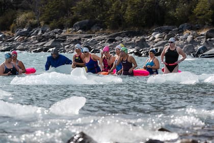 El grupo de nadadoras que compitieron en el Campeonato Mundial de Invierno en el Lago Argentino, en el Glaciar Perito Moreno que tuvo a Celia Luna Olmos como ganadora en la categoría de más de 65 años