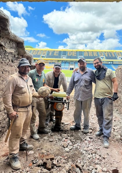 El grupo de obreros bajo el túnel oculto y con la joya de antaño, la pelota