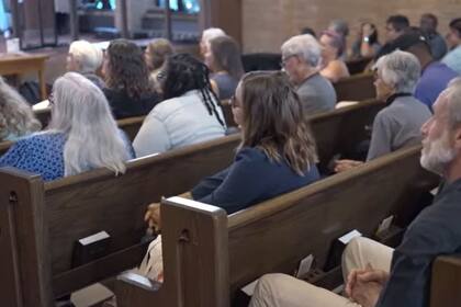 El grupo de Springfield se reúne y acude a la iglesia