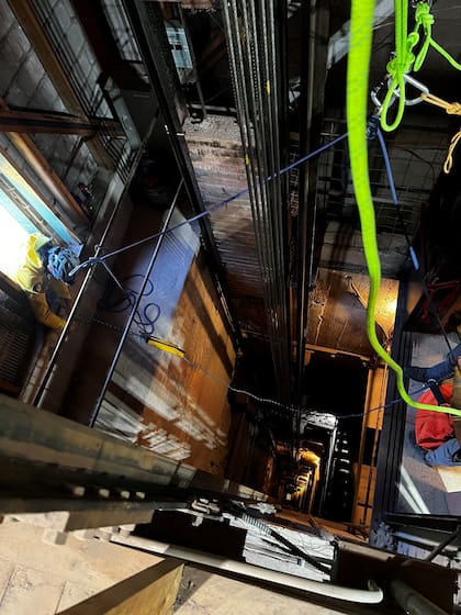 El grupo de turistas, que incluía personas de la tercera edad y niños pequeños, tuvo que ser rescatado con un elevador improvisado