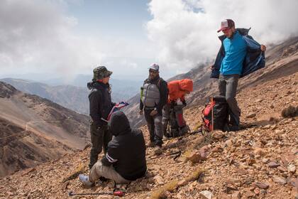 El grupo en un alto de la trepada.