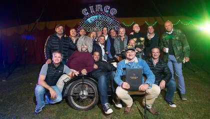 El grupo entero tiene casi treinta integrantes